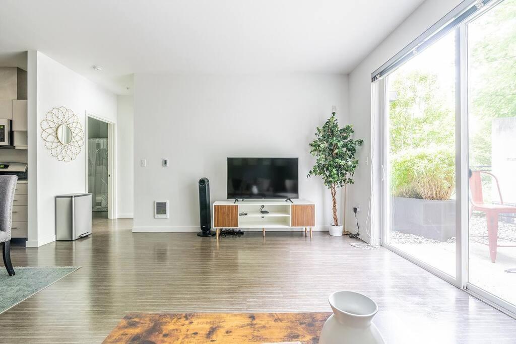 One Bedroom Luxury Apartment シアトル エクステリア 写真