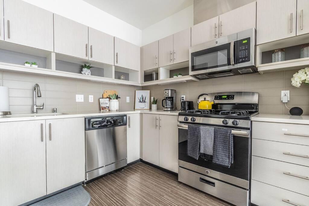 One Bedroom Luxury Apartment シアトル エクステリア 写真