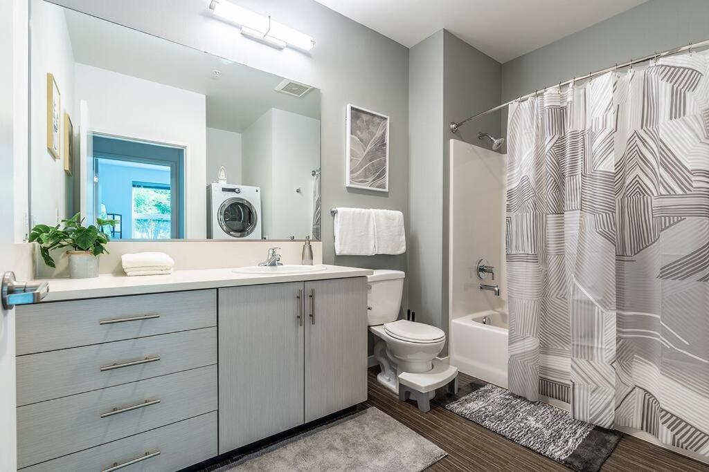 One Bedroom Luxury Apartment シアトル エクステリア 写真