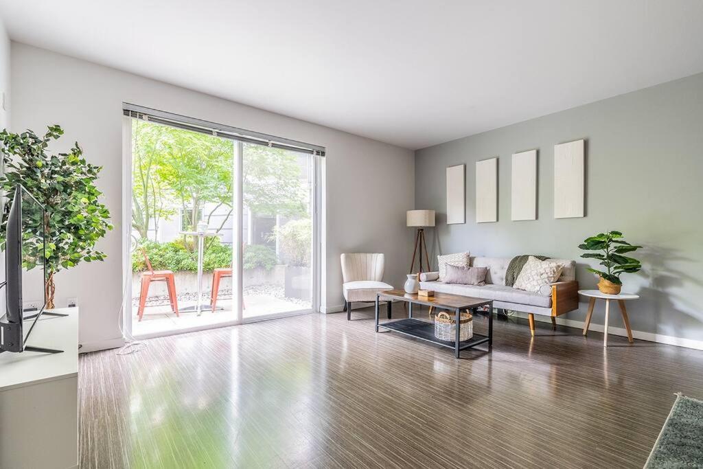 One Bedroom Luxury Apartment シアトル エクステリア 写真