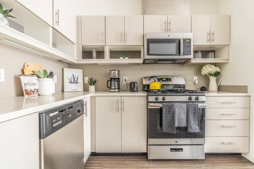One Bedroom Luxury Apartment シアトル エクステリア 写真
