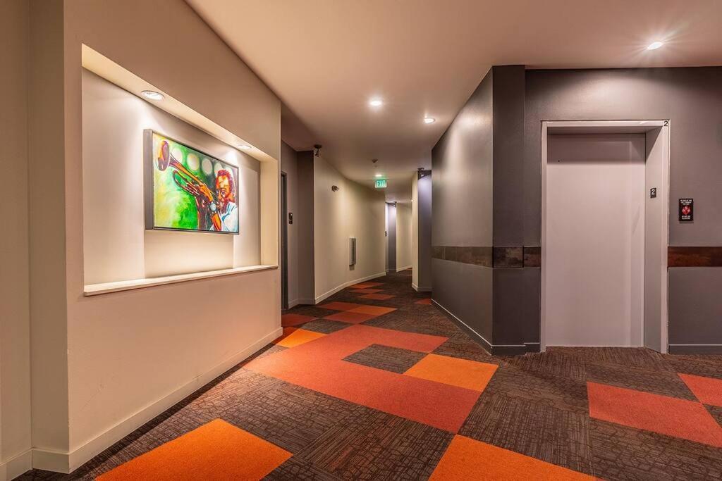 One Bedroom Luxury Apartment シアトル エクステリア 写真
