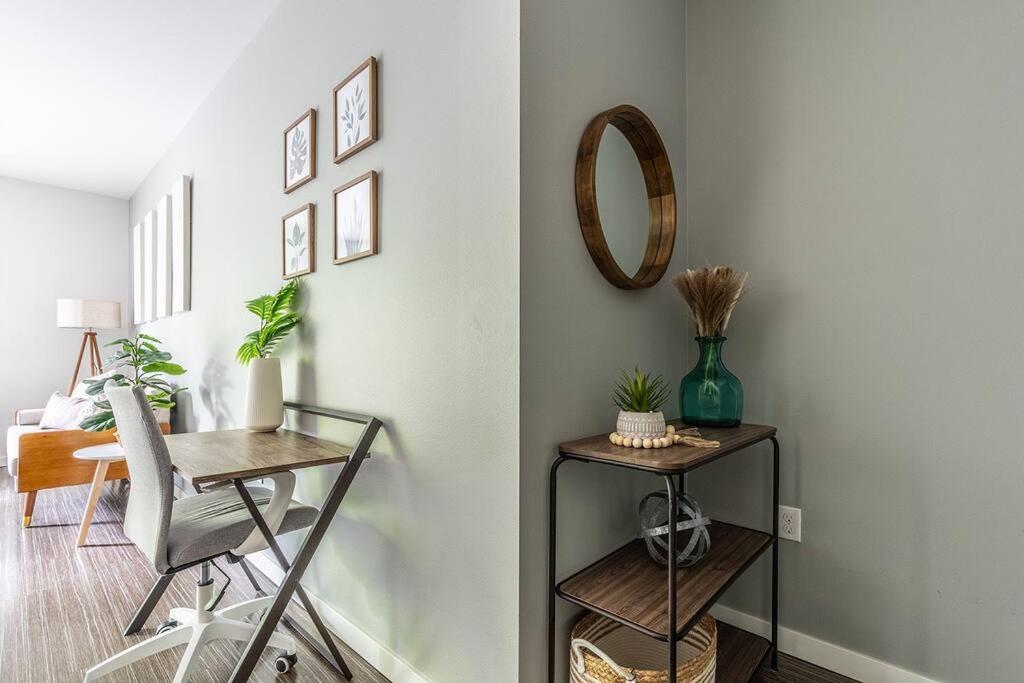 One Bedroom Luxury Apartment シアトル エクステリア 写真