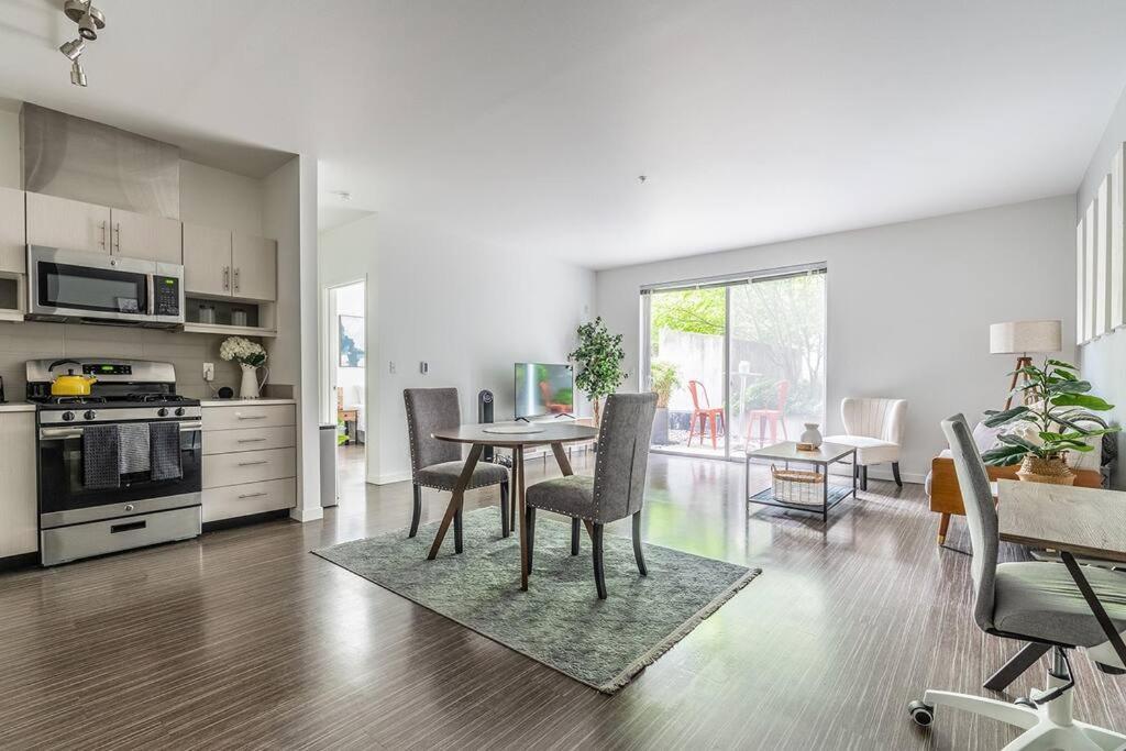 One Bedroom Luxury Apartment シアトル エクステリア 写真