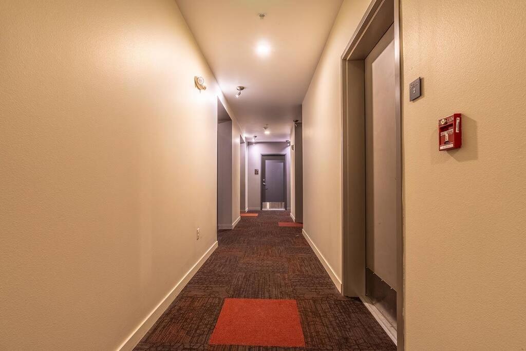 One Bedroom Luxury Apartment シアトル エクステリア 写真
