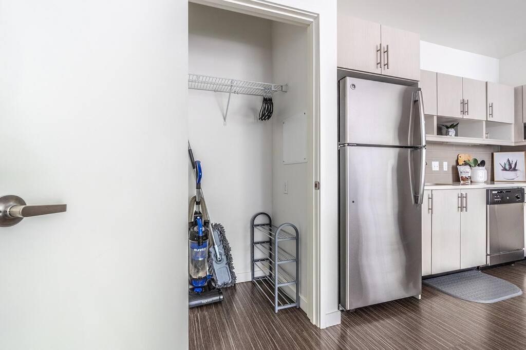 One Bedroom Luxury Apartment シアトル エクステリア 写真