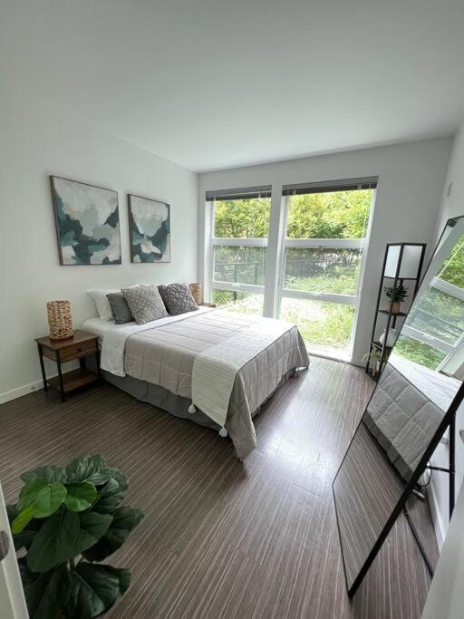 One Bedroom Luxury Apartment シアトル エクステリア 写真