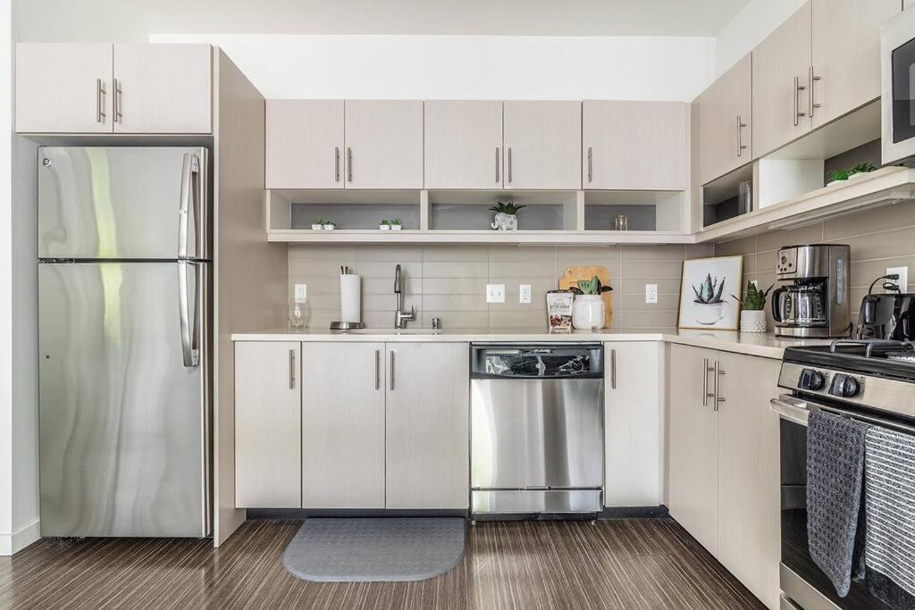 One Bedroom Luxury Apartment シアトル エクステリア 写真