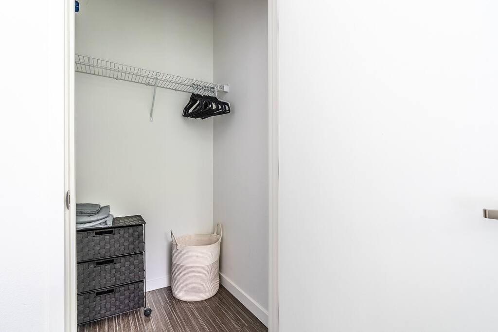 One Bedroom Luxury Apartment シアトル エクステリア 写真