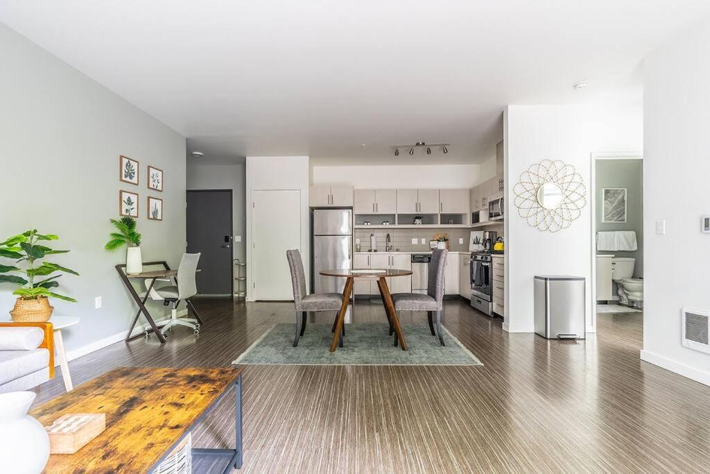 One Bedroom Luxury Apartment シアトル エクステリア 写真