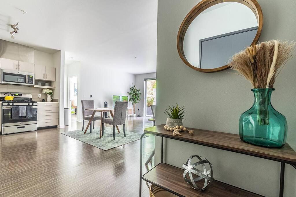 One Bedroom Luxury Apartment シアトル エクステリア 写真