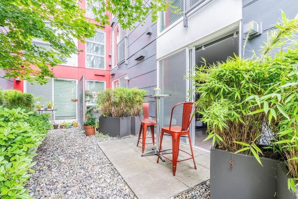 One Bedroom Luxury Apartment シアトル エクステリア 写真