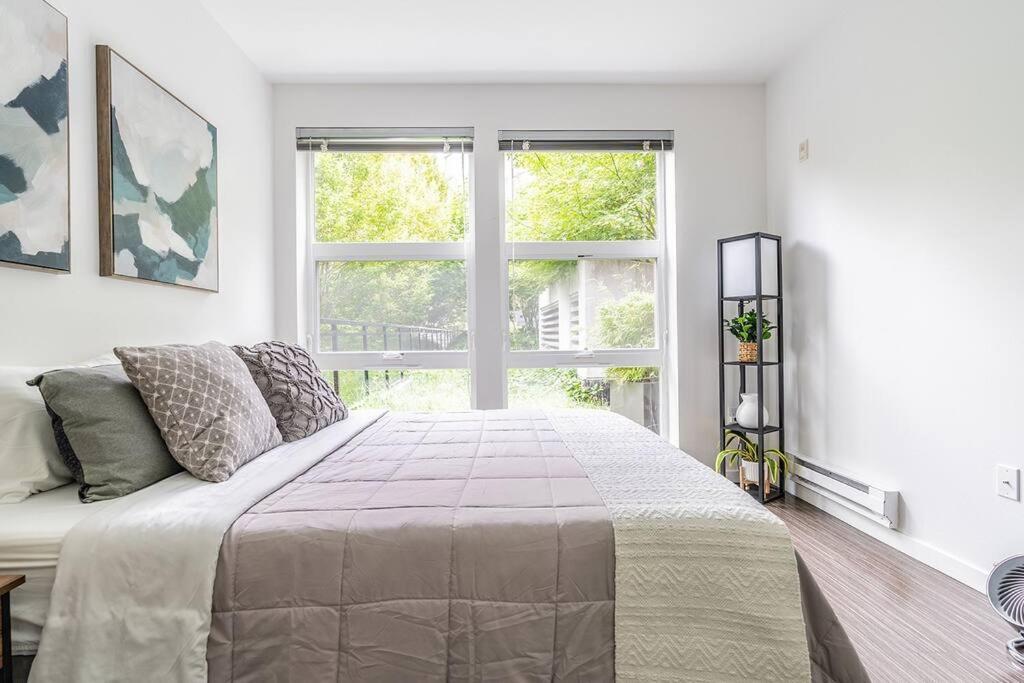 One Bedroom Luxury Apartment シアトル エクステリア 写真