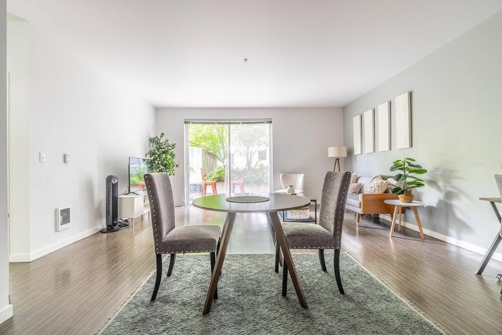 One Bedroom Luxury Apartment シアトル エクステリア 写真
