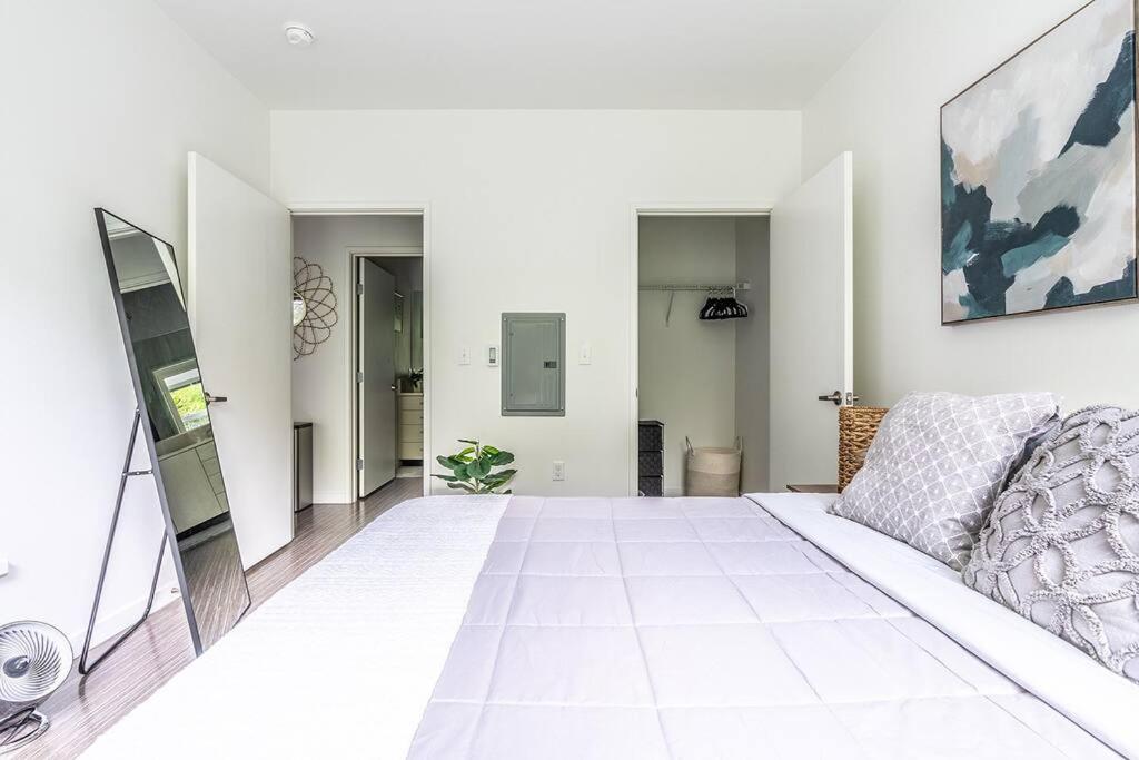 One Bedroom Luxury Apartment シアトル エクステリア 写真
